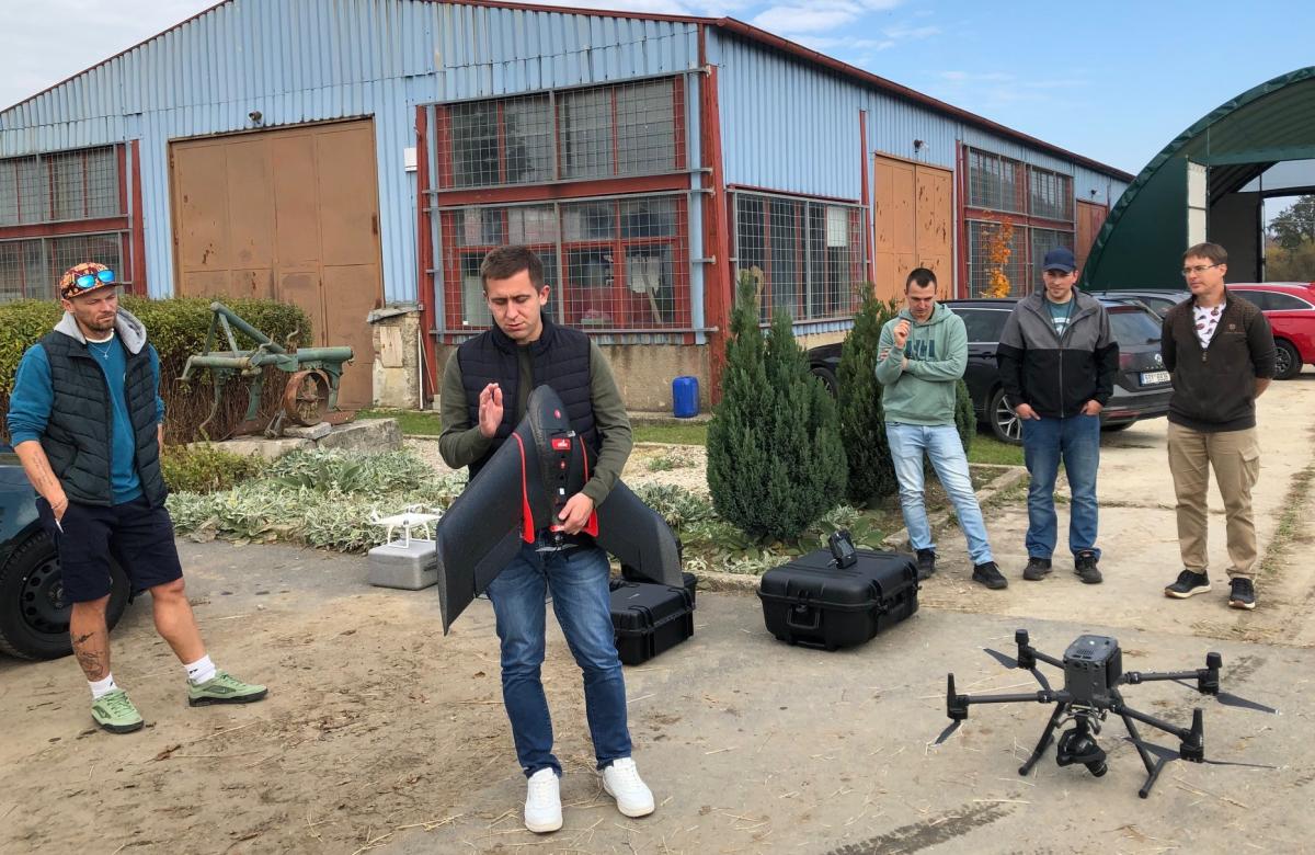 Ukázka UAV techniky v rámci semináře, foto ÚZEI