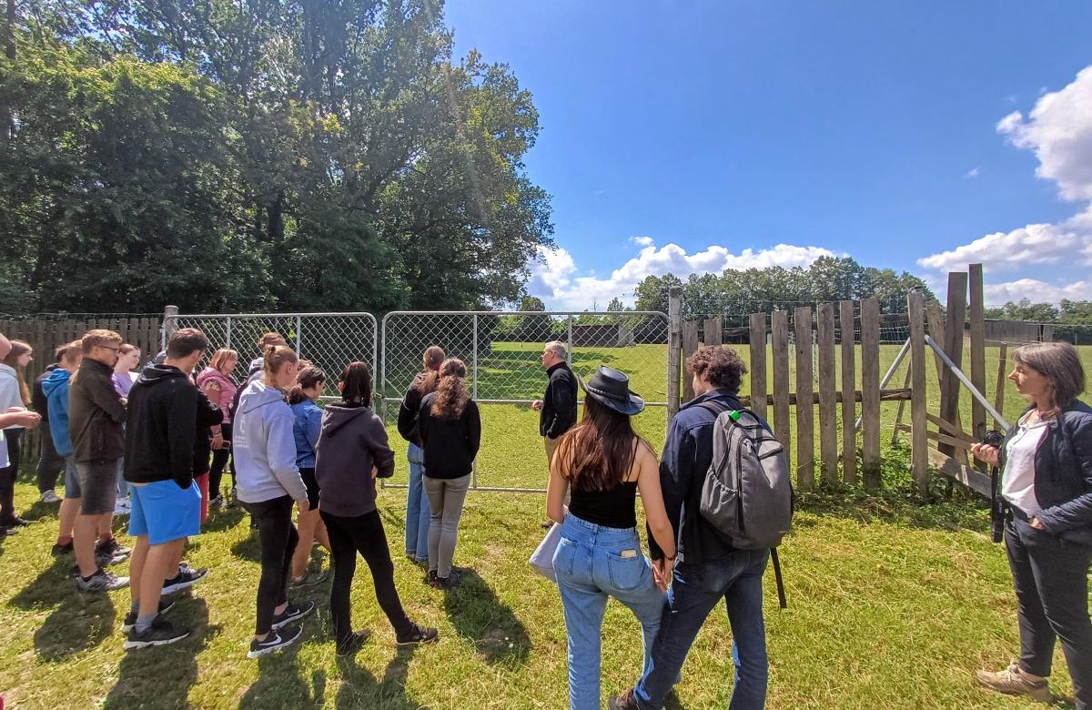 Skupina studentů při prohlídce venkovních výběhů, foto ÚZEI