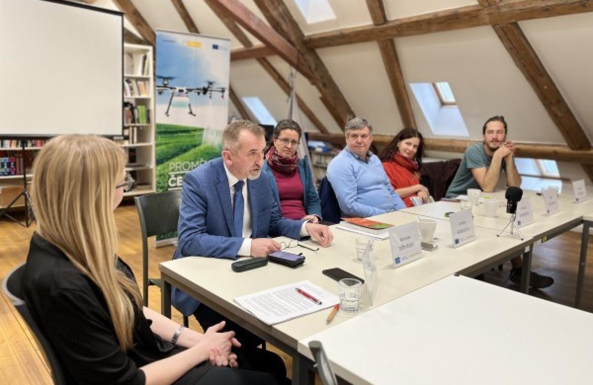 lidé, skupina, stůl