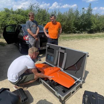 Balení posledního křídla. Foto: ÚZEI.