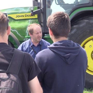 Doc. Kroulík se studenty, zdroj foto ProfiPress